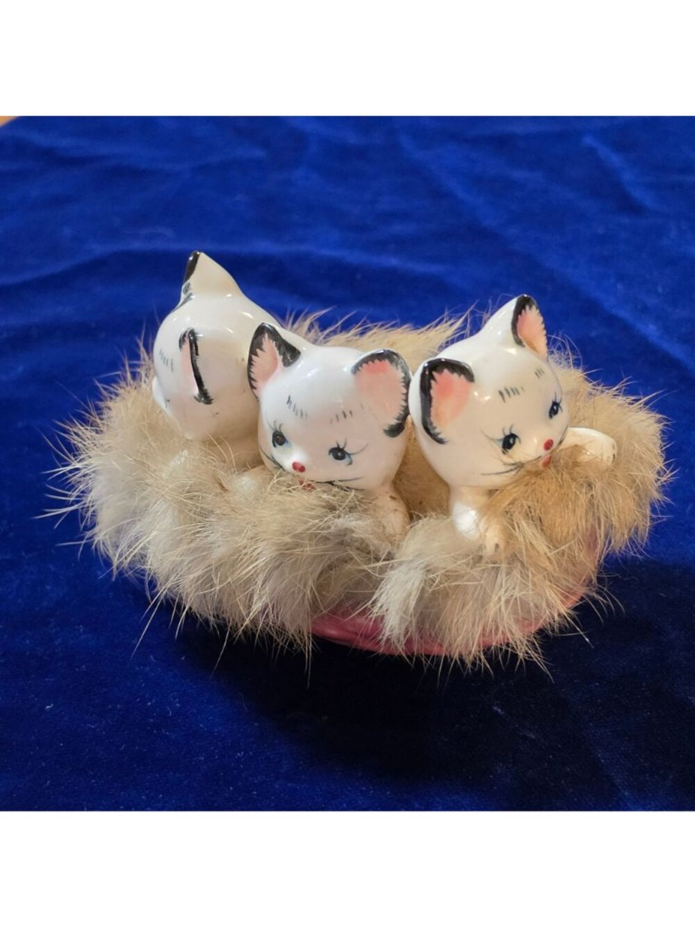 VTG 1950s Kitschy Ceramic 3 Kittens in Pink Basket Figurine Real Rabbit Fur Japa - Picture 4 of 13